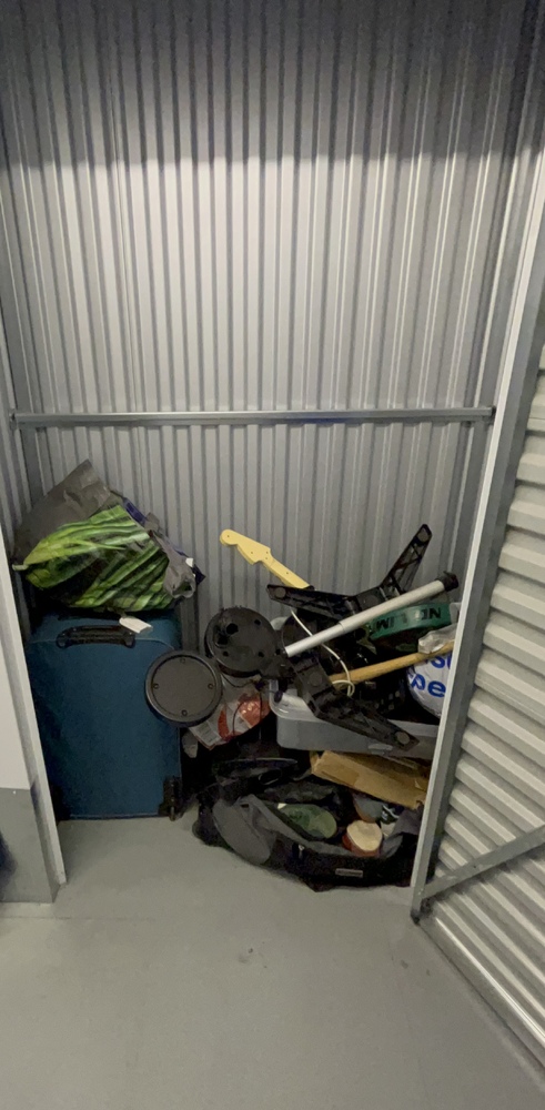 Southampton storage facility unit auction IB-1538