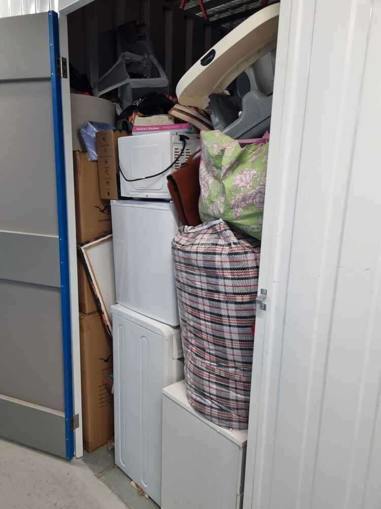 Milton Keynes Self storage auction IB-8750