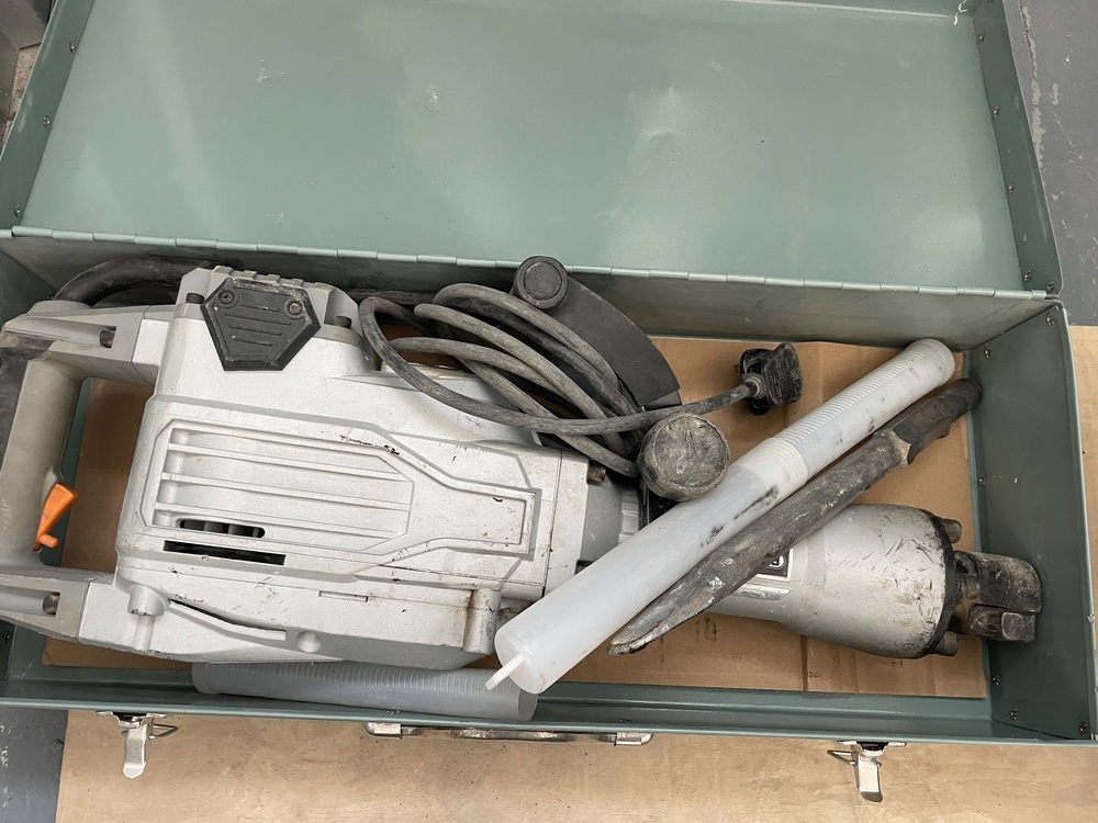 Brentford Self storage auction IB-7821