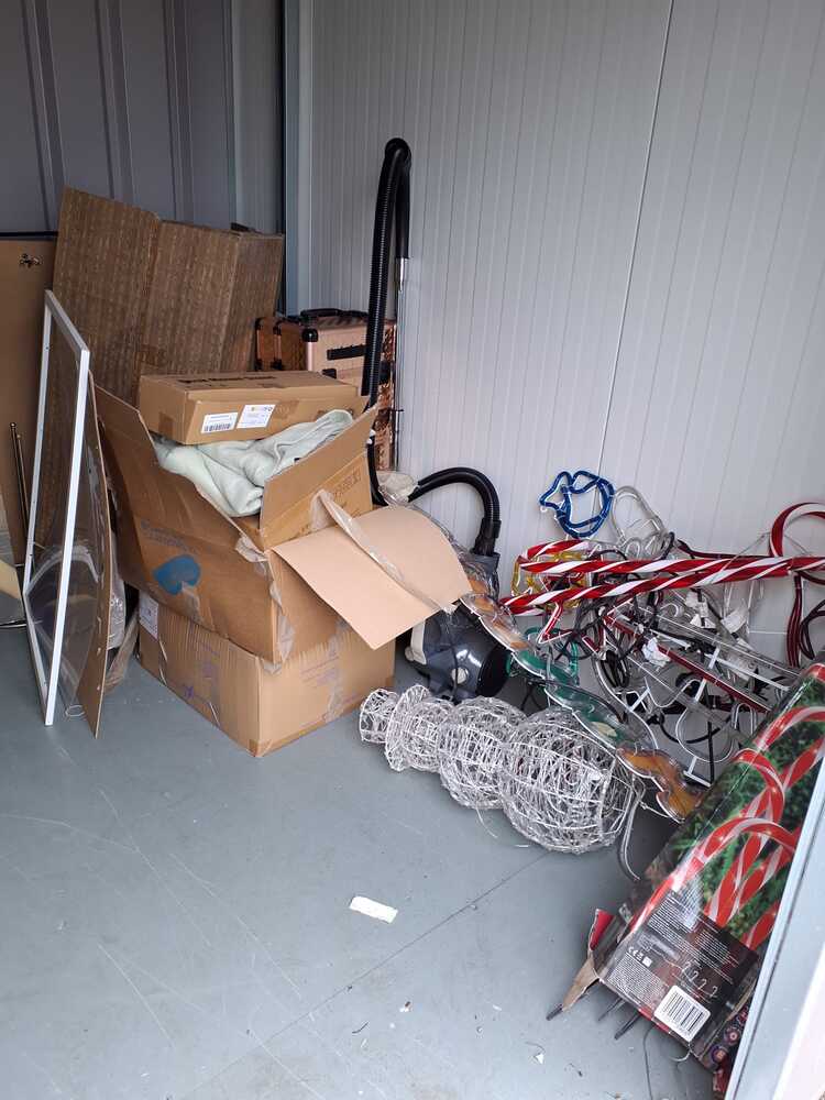 Swindon Storage Unit auction IB-8400