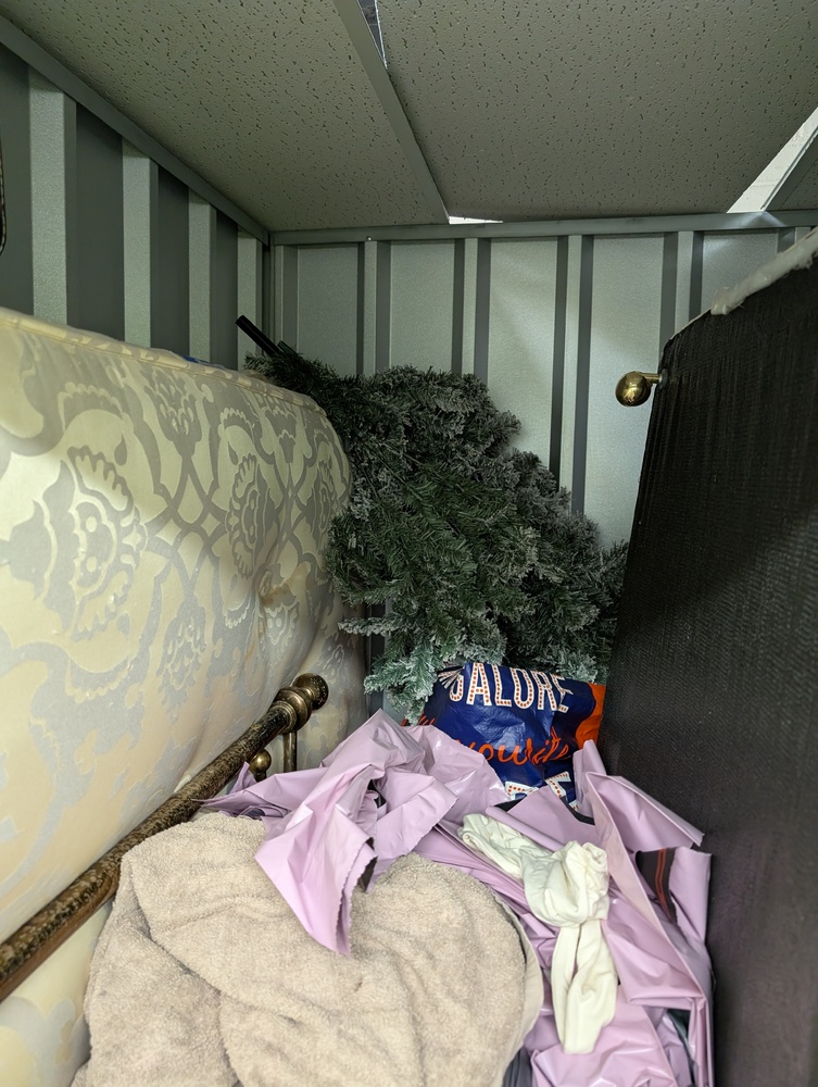 StorageMart Newhaven Self storage unit auction IB-4404