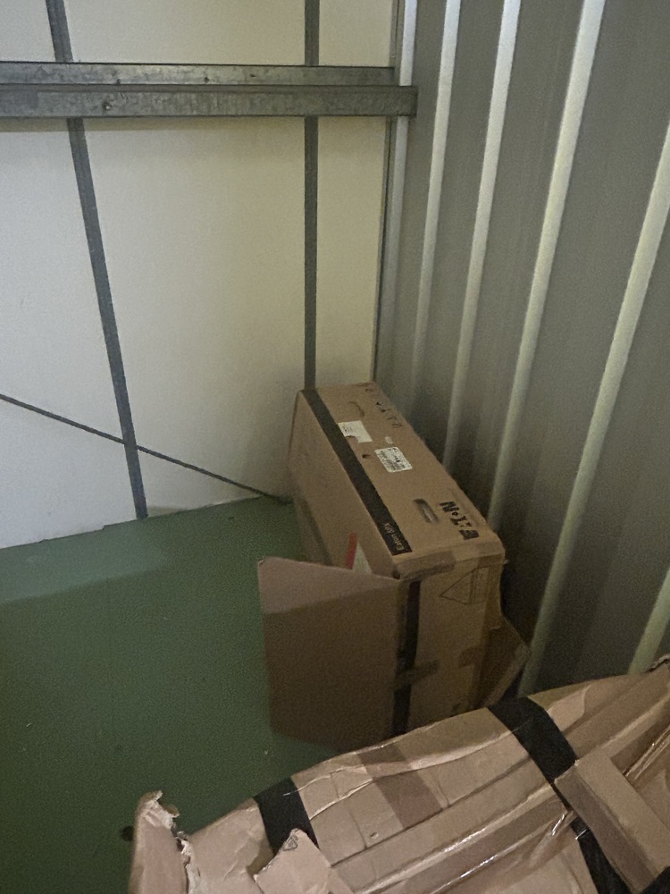 StorageMart Walton-on-Thames  Self storage auction IB-7228