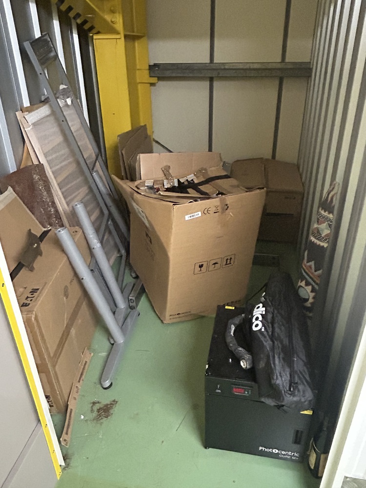 StorageMart Walton-on-Thames  Storage auction IB-7228 20