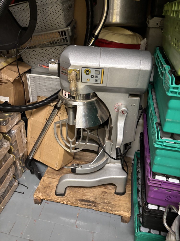 Wood Green Storage Unit auction IB-6034 12