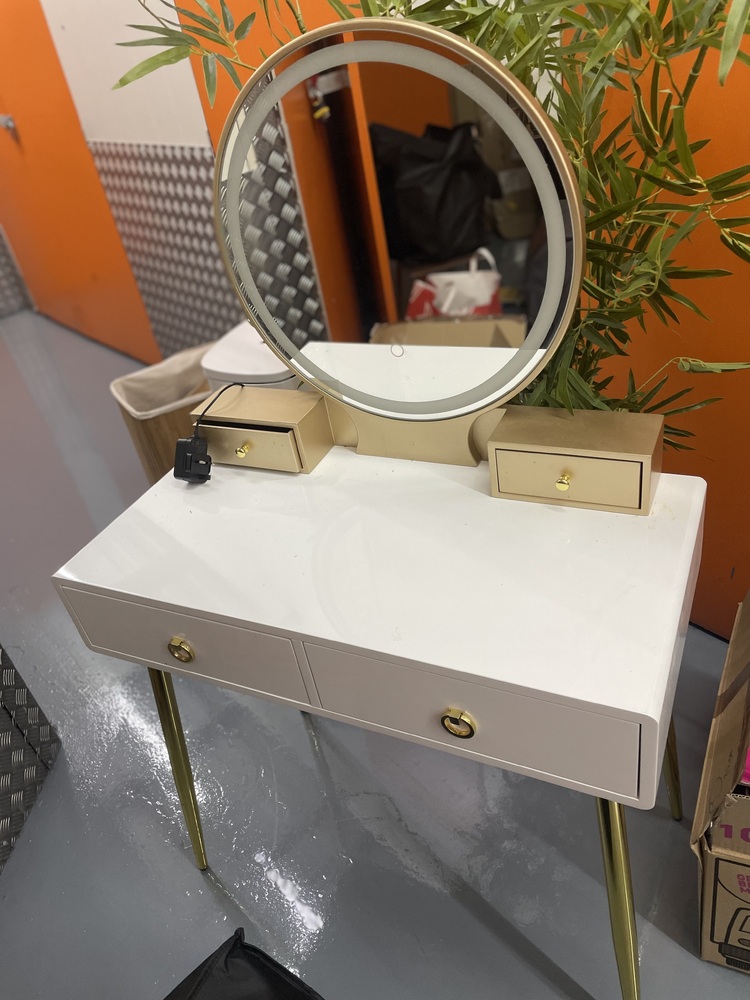 Battersea Park Storage auction IB-3038