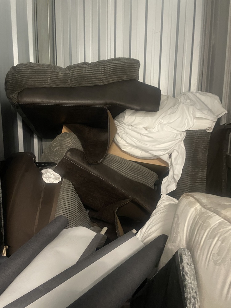 Reading Storage Unit auction IB-7989