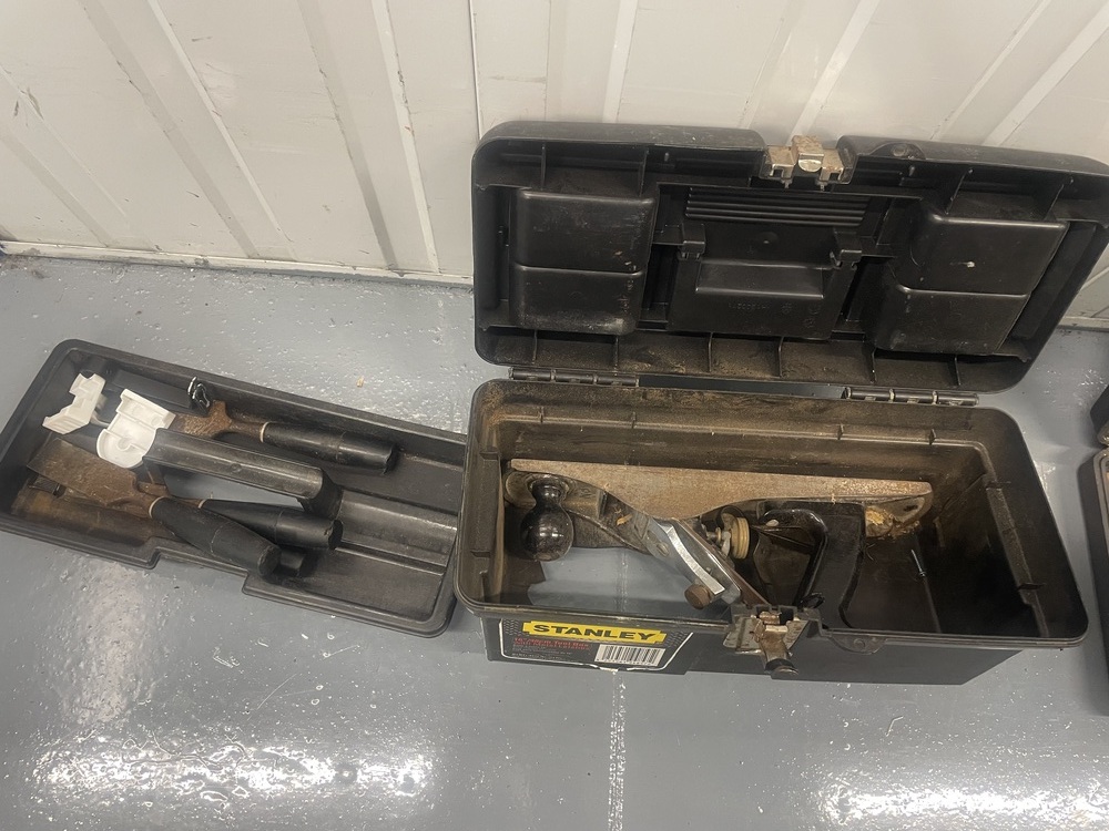 Reading storage facility unit auction IB-7989