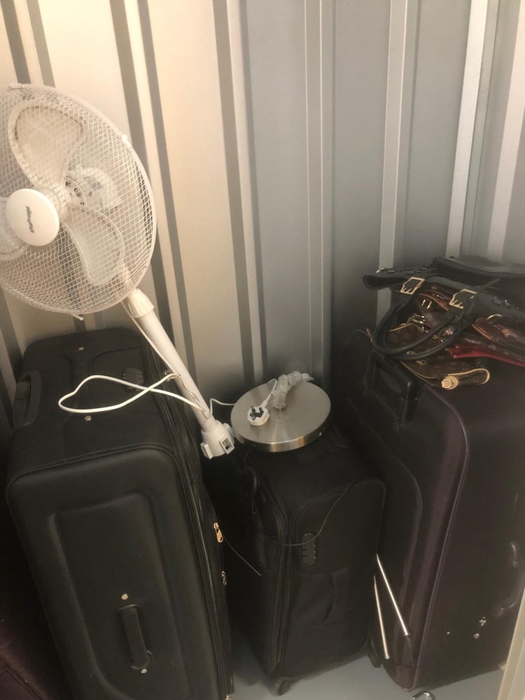 Feltham Self storage unit auction IB-3551