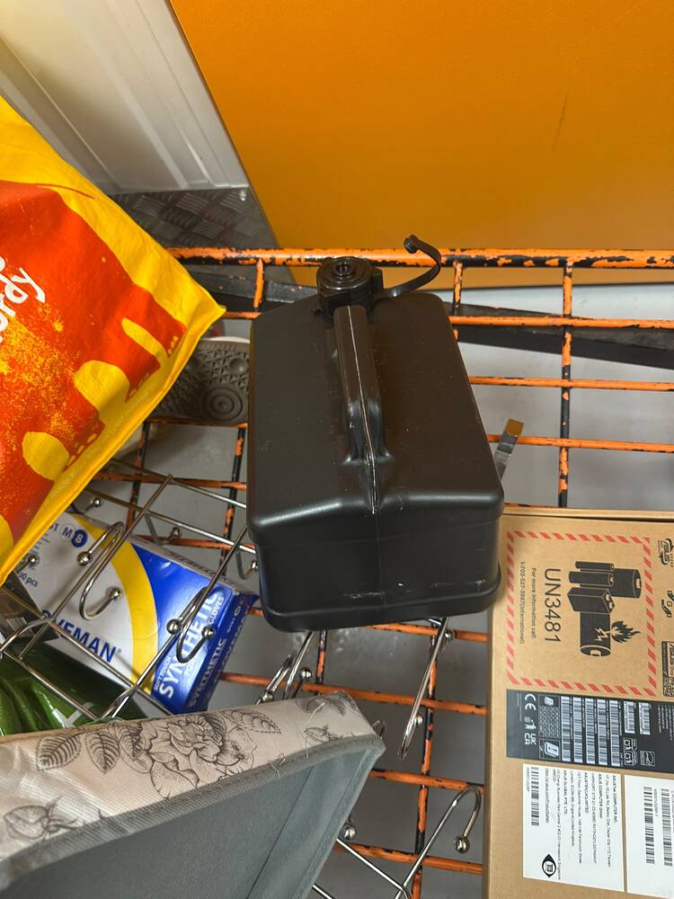 Orange Box - Derby storage facility unit auction IB-6068 16