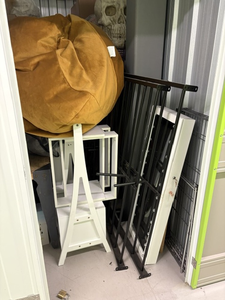 StorageMart Colchester Self storage unit auction IB-2667