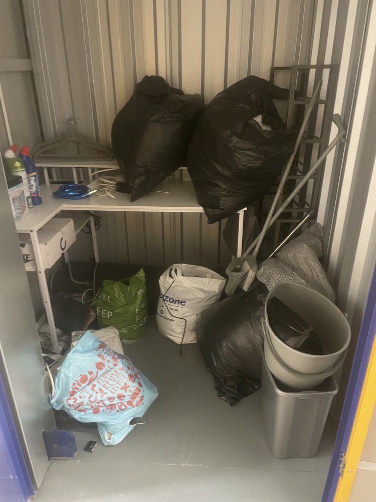 Feltham Storage Unit auction IB-4540