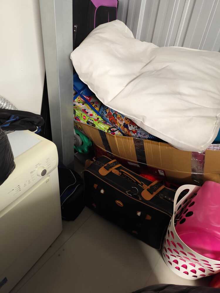 LEEDS Storage Unit auction IB-3324