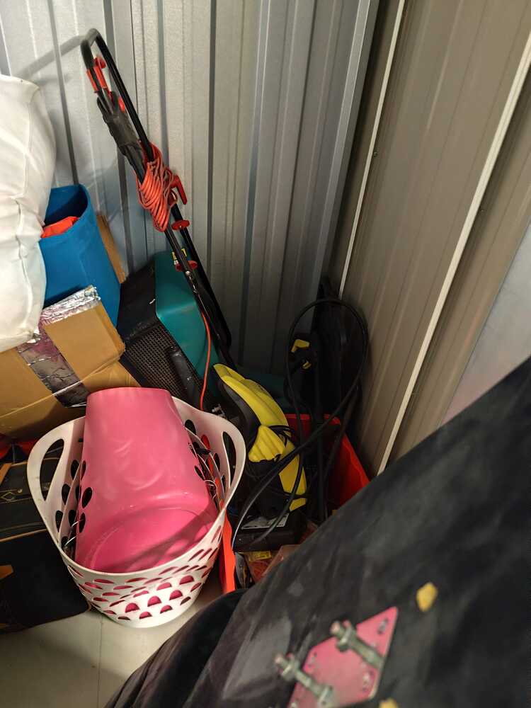 LEEDS storage facility unit auction IB-3324 16