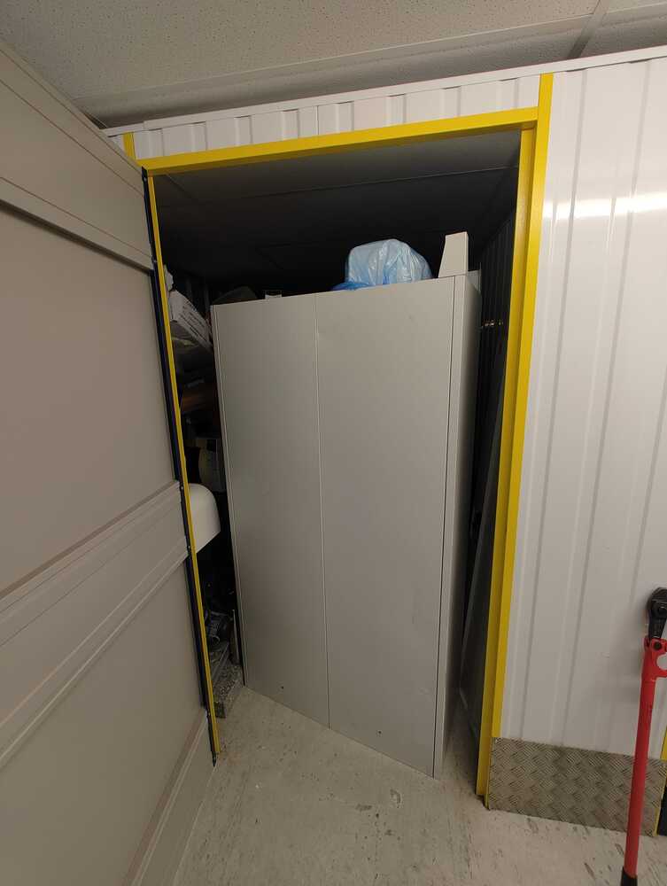 BLACKBURN Storage Unit auction IB-4026