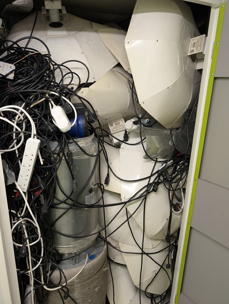 StorageMart Newhaven Self storage unit auction IB-5008
