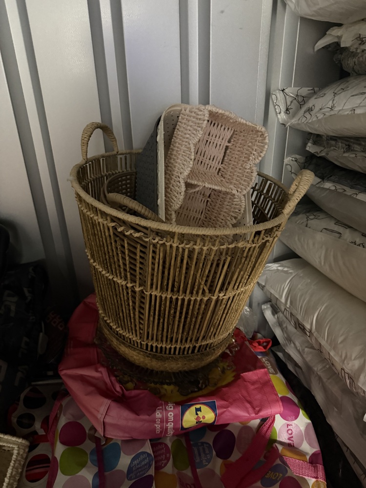 Edgware Storage Unit auction IB-6210