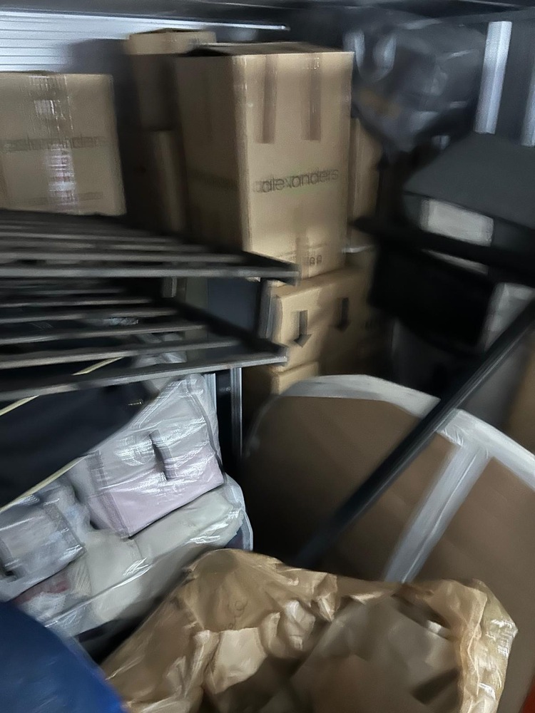 Morden Self storage unit auction IB-2780 23