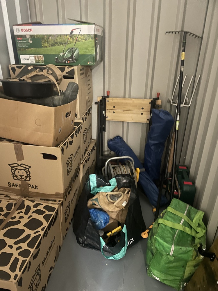 Guildford Self storage unit auction IB-3089 13