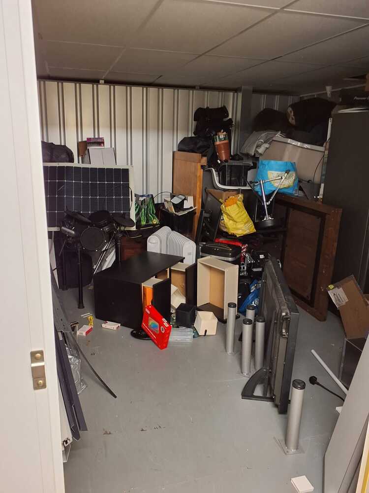 Leeds Storage Unit auction IB-1095