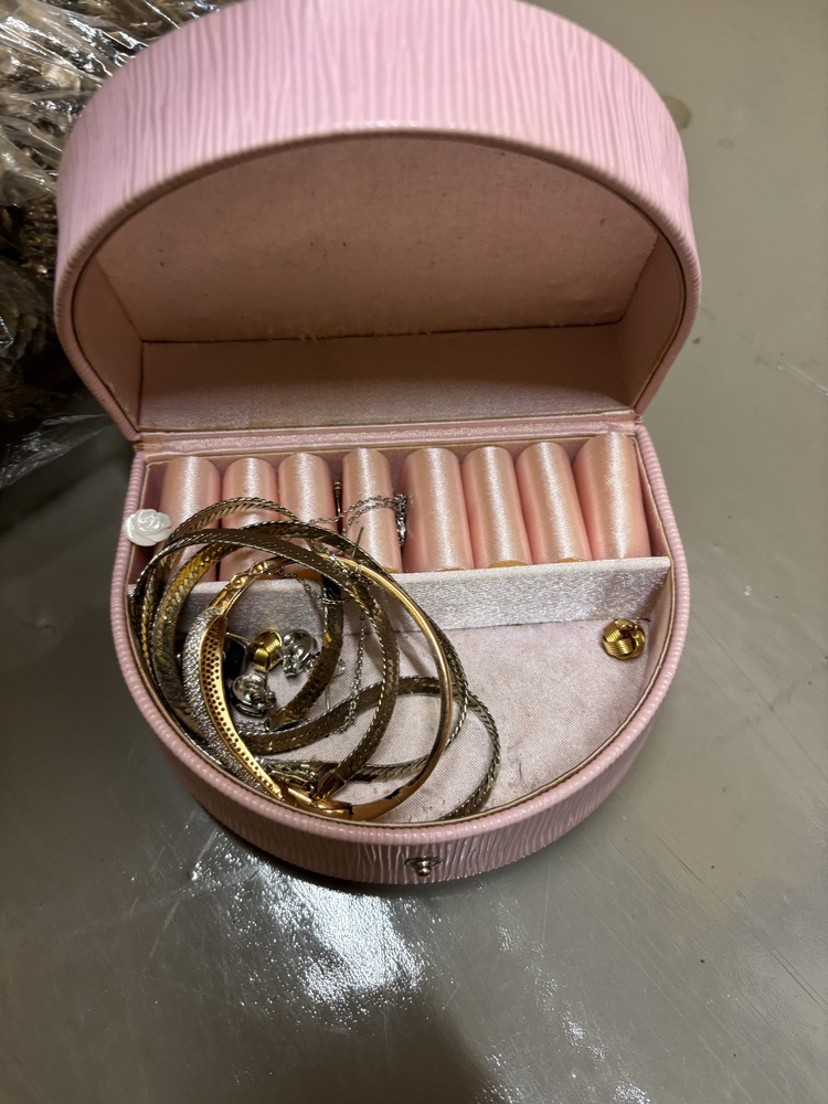 Battersea Lombard storage facility unit auction IB-7594 16