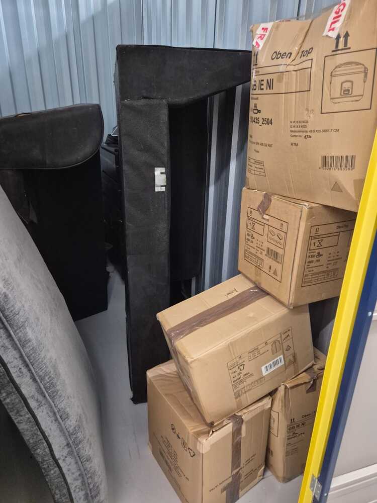 Paisley Self storage unit auction IB-8116