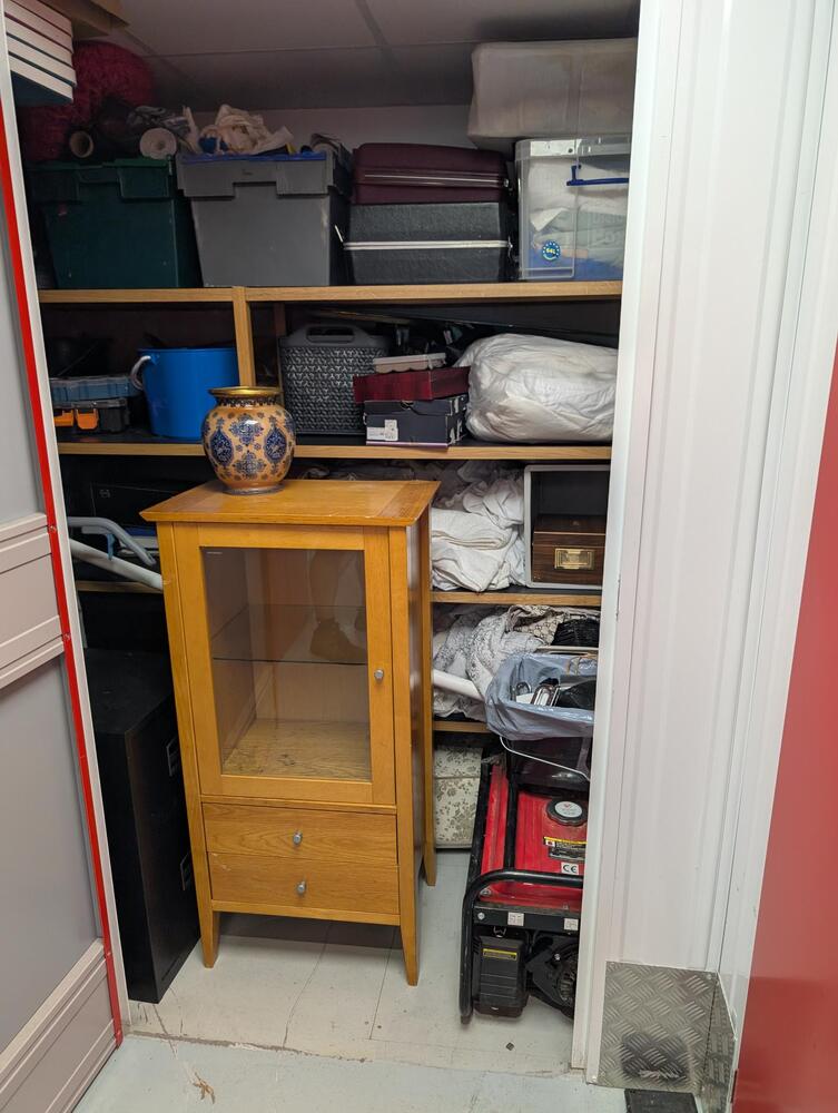 Brighton  storage facility unit auction IB-8932 16