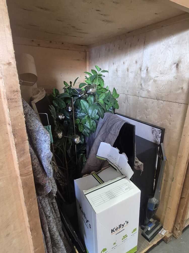 LUTON Storage Unit auction IB-4175