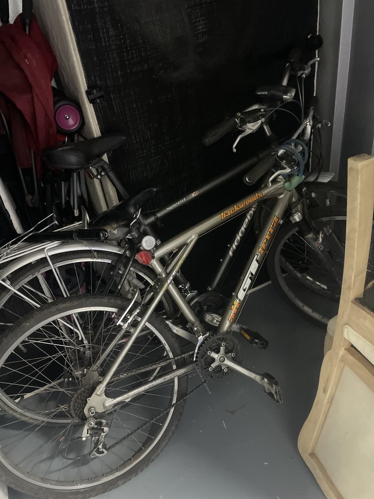 Reading Storage Unit auction IB-7157 22