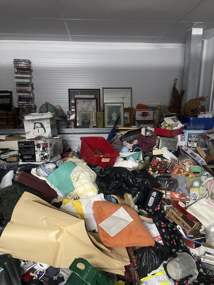 Staines Self storage auction IB-8633