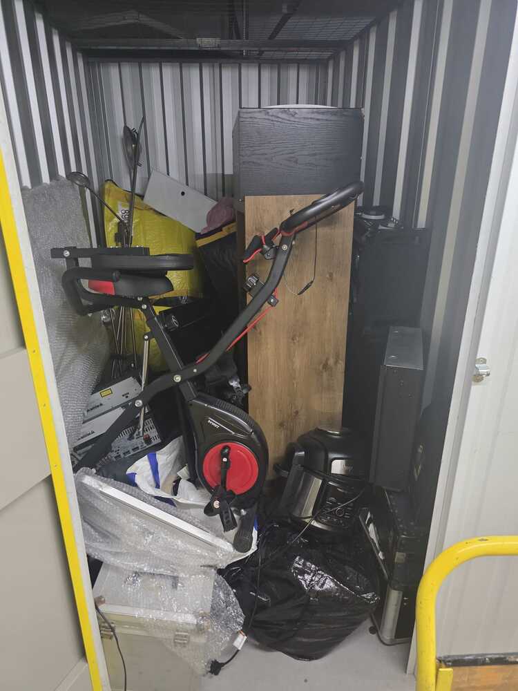 PENTHOUSE CLEARANCE CROYDON Storage Facility auction IB-7853