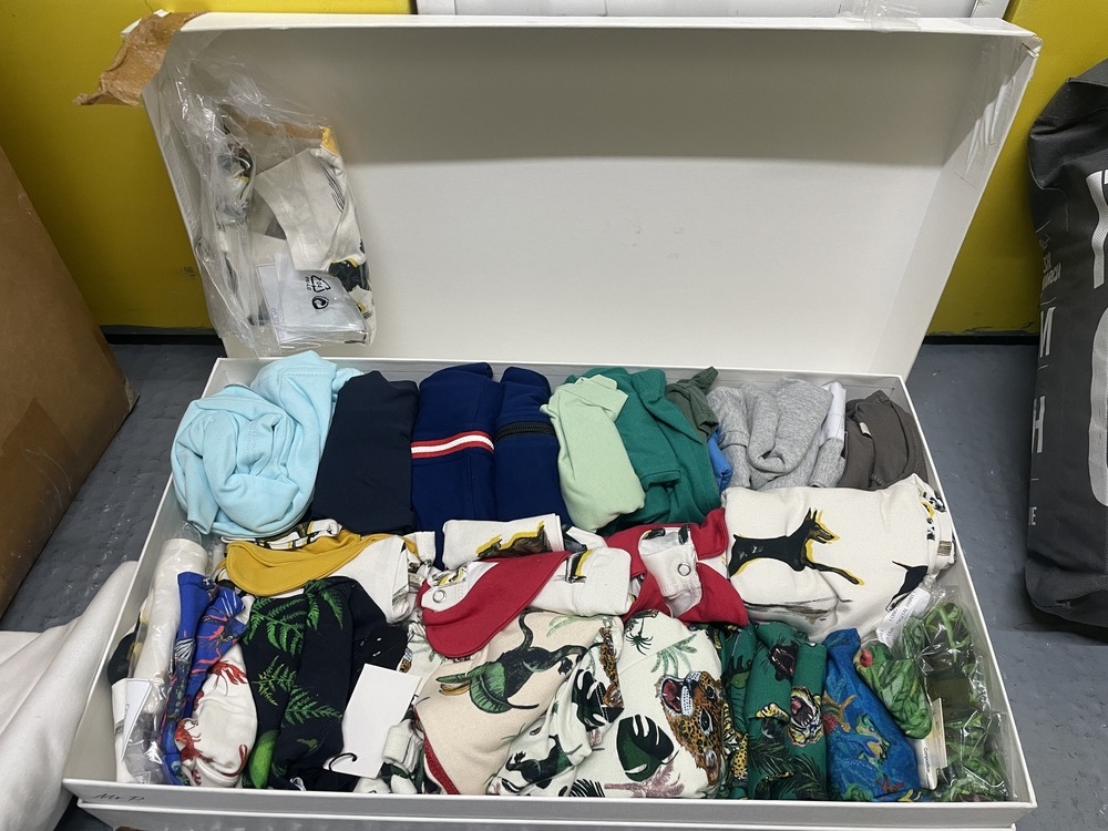 Camden Town storage facility unit auction IB-9811