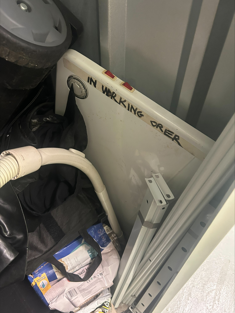 StorageMart Hove Self storage auction IB-5261