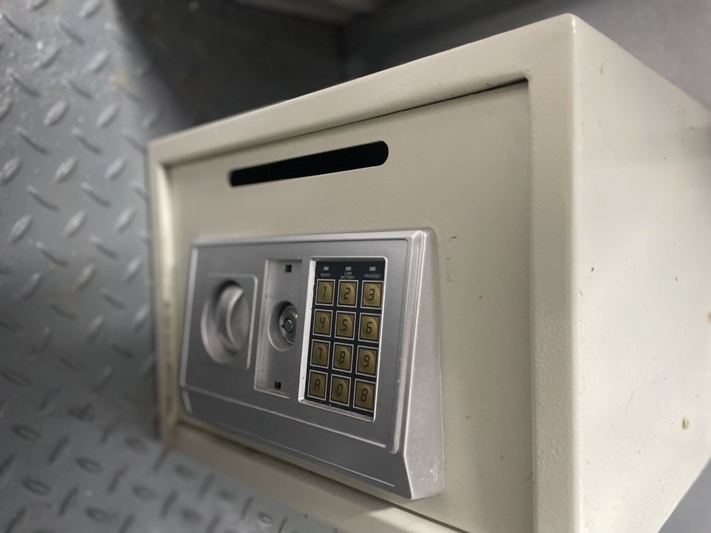 Bow Self storage unit auction IB-6618 23