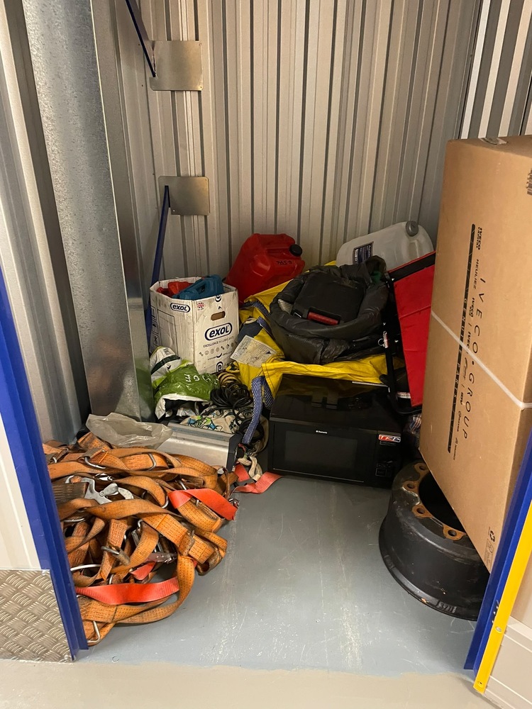 Hayes storage facility unit auction IB-5234 16