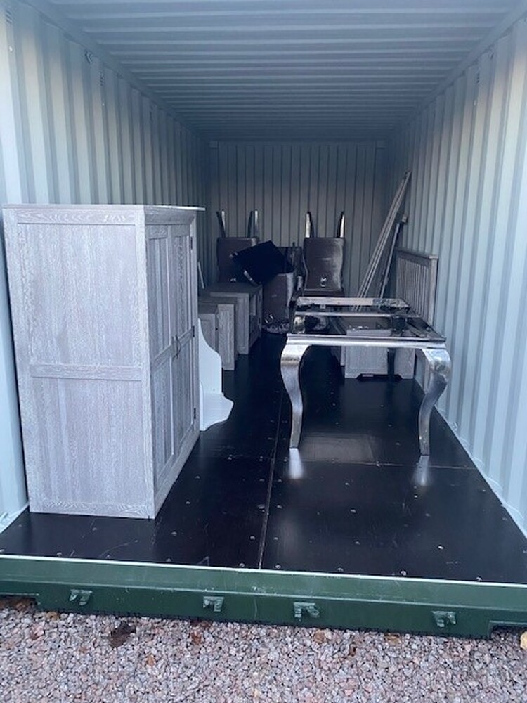 iBidOnStorage.co.uk LocBox Self Storage Auction 16717183246411