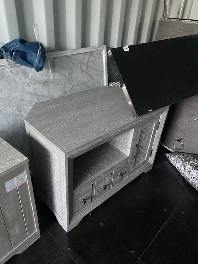 iBidOnStorage.co.uk LocBox Self Storage Auction 16717183246411