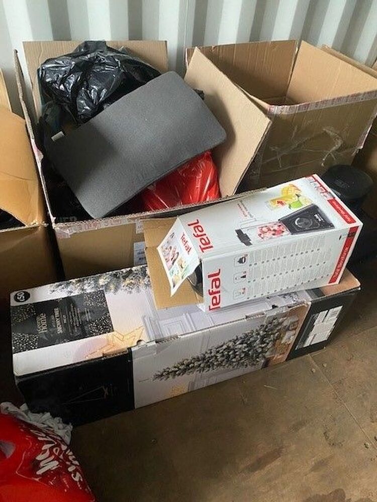 iBidOnStorage.co.uk LocBox Self Storage Auction 16814013751567