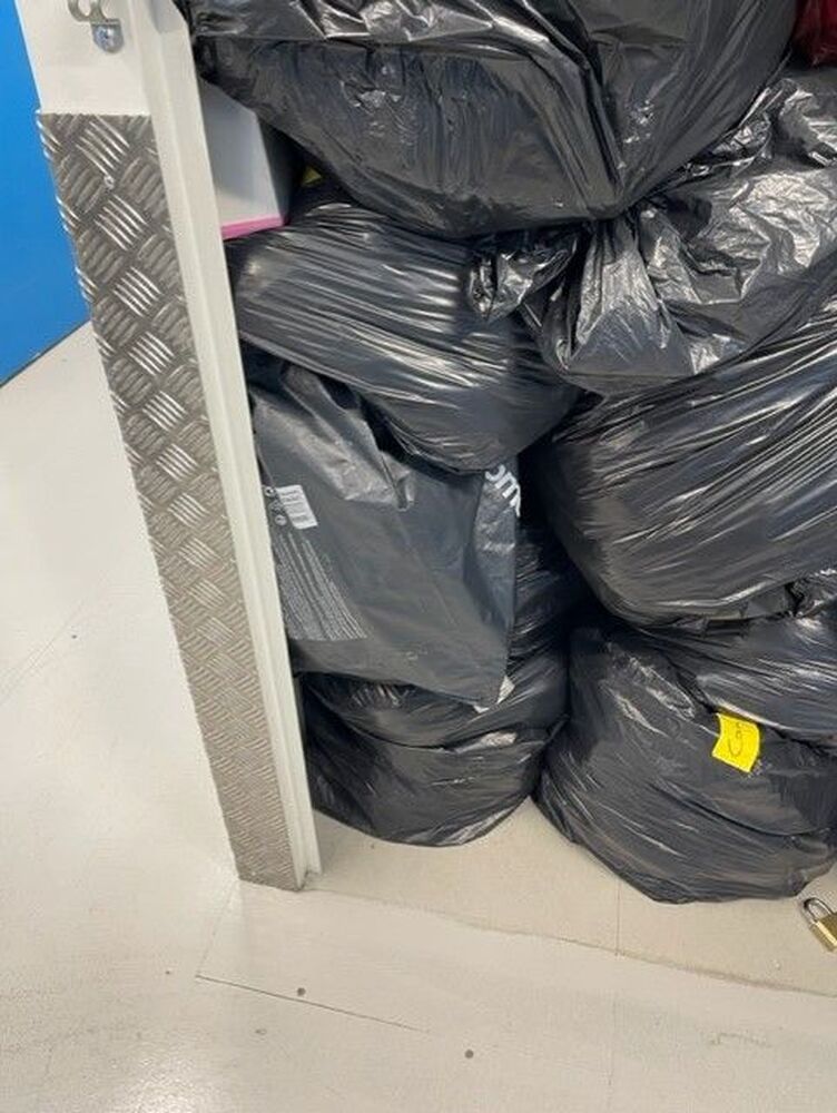 iBidOnStorage.co.uk StorageMart Auction 16951347982079