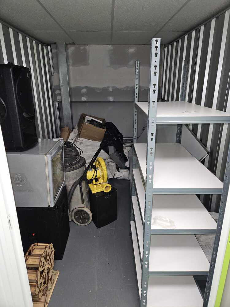 iBidOnStorage.co.uk The Storage Team Widnes Auction 17105240165713